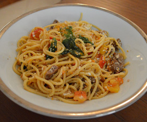 Cozinha Tosca de Marina: Espaguete Integral com Carne e Vegetais