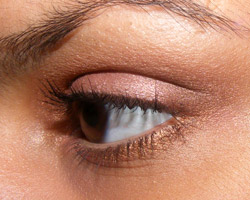 Look: In Living Pink & Amber Lights (MAC)