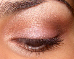 Look: In Living Pink & Amber Lights (MAC)