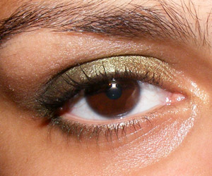 Tutorial em vídeo: Look verde oliva