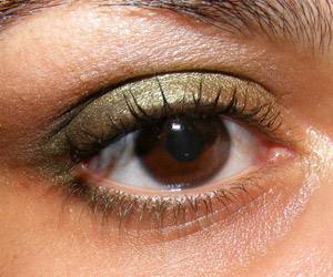 Tutorial em vídeo: Look verde oliva